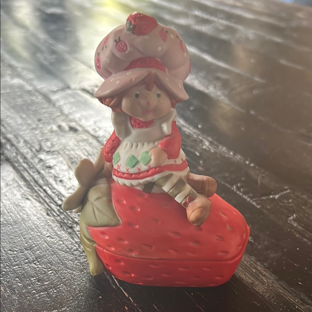 Strawberry shortcake Figurine ceramic jewelry box vintage